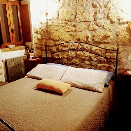 La Chascona Di Farnese Casa Di Tufo Nel Borgo Apartman Kültér fotó