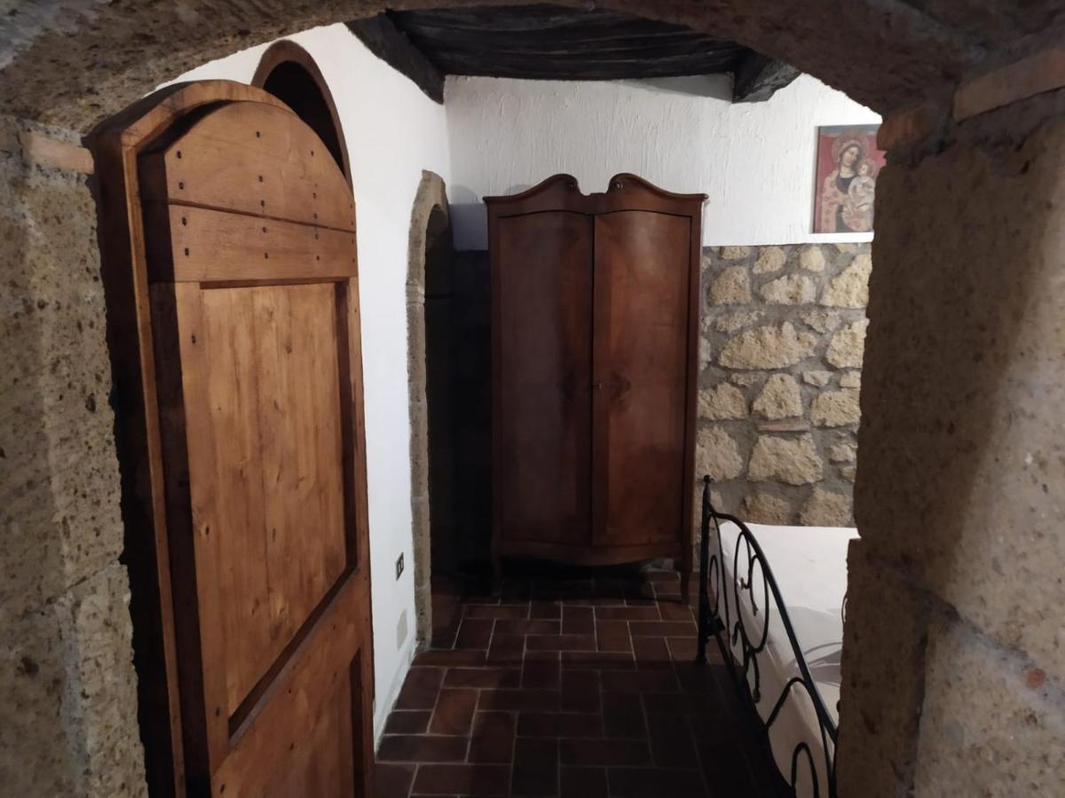La Chascona Di Farnese Casa Di Tufo Nel Borgo Apartman Kültér fotó